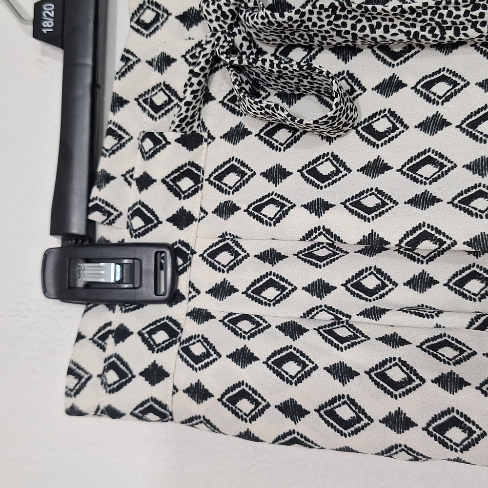 DR2 Black and Cream Shorts Geo Print - Picture 3 of 8